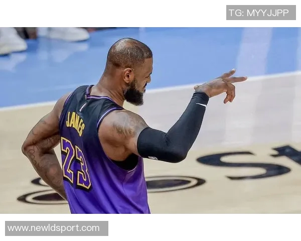 湖人自媒体惊叹41岁勒布朗重返赛场仍肩负防守重任 湖人自媒体惊叹41岁勒布朗重返赛场仍肩负防守重任