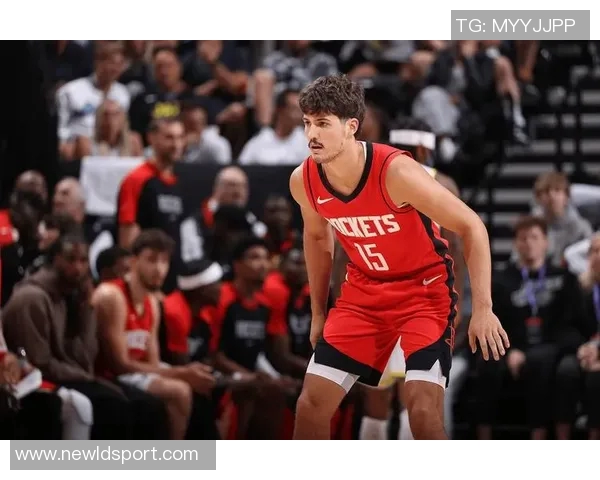 火箭队训练氛围愉快亚当斯谢泼德申京欢声笑语共度时光