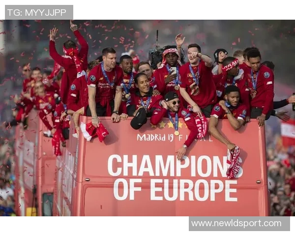 德里欧赛后高举欧冠MVP奖杯庆祝对利物浦的精彩表现与进球荣耀